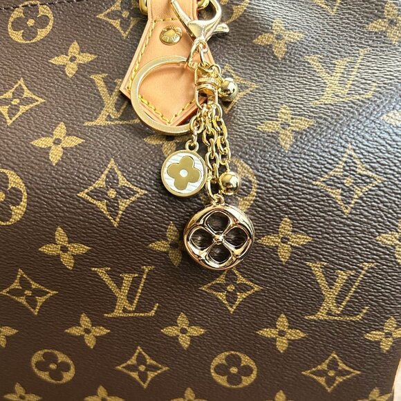 GOLD CLOVER Bag Charm White and Gold Tone ☸ - Picture 2 of 8
